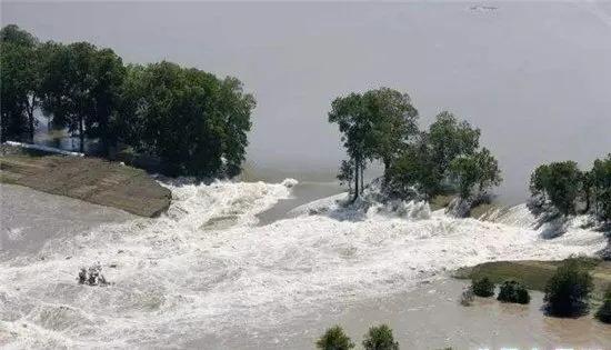 梦见水_梦见水淹了房子满地是水_梦见水是什么征兆